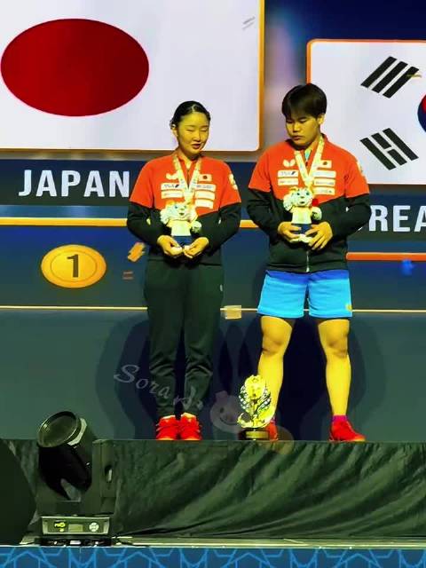 恭喜松岛辉空张本美和拿到混双冠军[苦涩]决赛松岛打的很好啊，忍着腰伤的疼拼下了这块金牌，赶紧好好休息