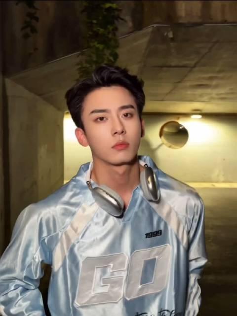#赵华为[超话]# zhw #向全世界安利赵华为#  少年目光笃定 赵华为每一帧都很出片🌙✨ @赵华