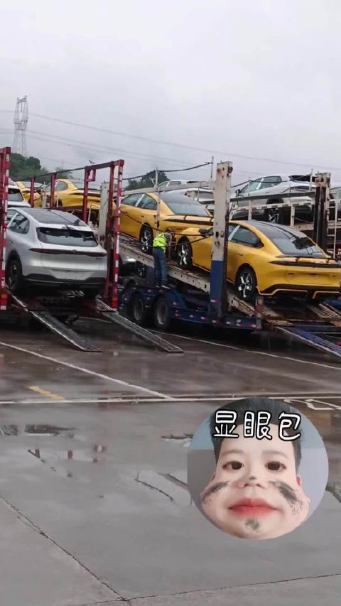 快看这台深蓝L06路试车！全套空气动力学运动套件太吸睛了。一体式前铲，侧裙风刃，还有超帅的碳纤维固定