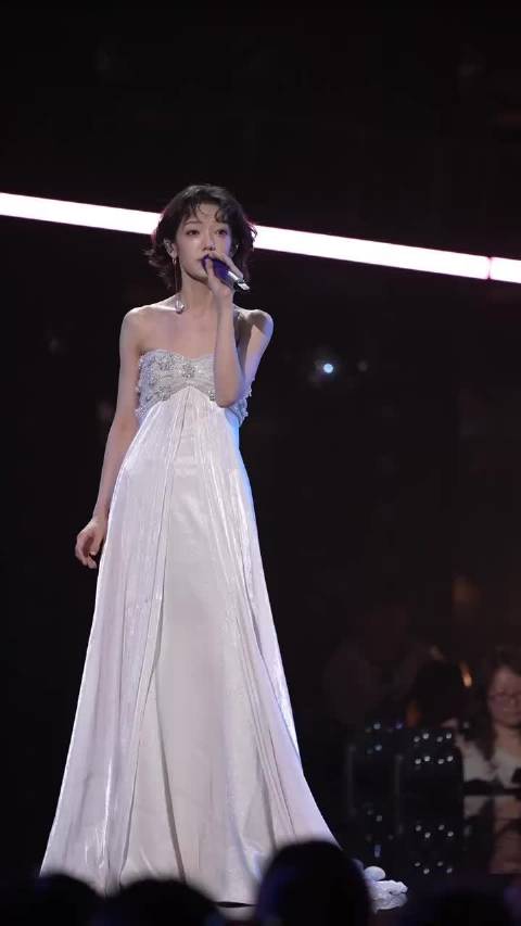 #希林娜依高无修音现场太稳#直播无修音还能稳成这样，希林娜依高的唱功真的绝了