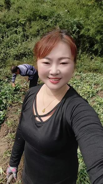 我家生活在农村，父母都是庄稼人，从回家天天干农活，家里活太多了跟本干不完，农村姑娘勤劳又善良，粉丝友