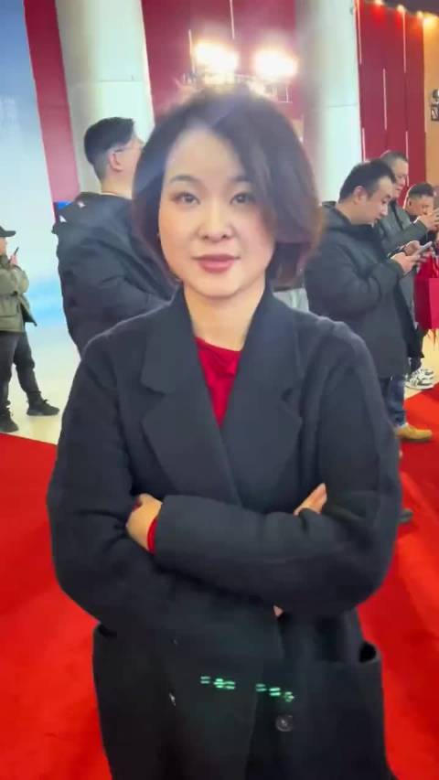 像不像那位“微醺姐”闫妮？#张雪老婆##张雪机车##星姐##张雪#  ​​​