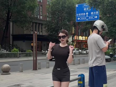 旁边那小哥瞪我一眼😂