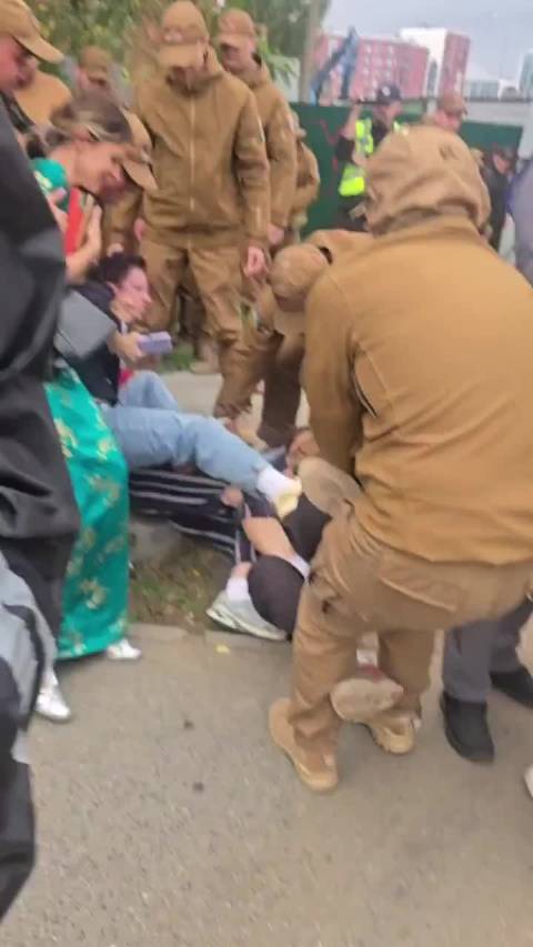 无法证实的消息说，9月21日，乌克兰征兵人员被拍到正在对女青年进行强制征兵。