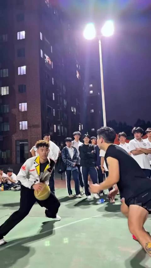 这滞空能力太猛了，他甚至都没脱外套