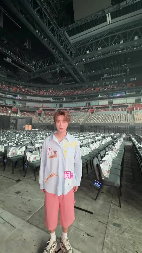 至此《拉过勾的》可以改名《救过人的》了！#陆虎 #音乐节 #善意##视频黑马扶持计划# ​