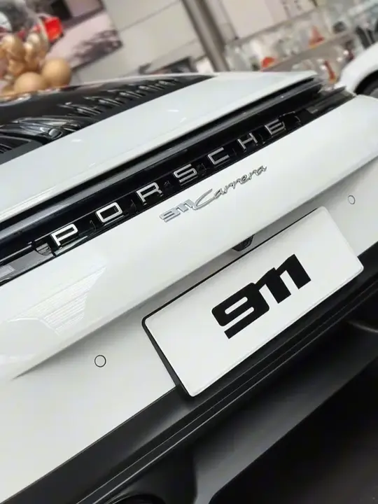 白红911｜外表克制，内心滚烫 谁能拒绝一台白色911 Carrera呢 经典蛙脸辨识度直接拉满  