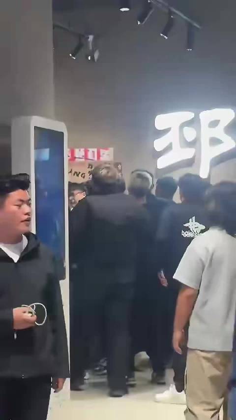 想露脸结果把屁股露出来了。[允悲][二哈]  ​​​