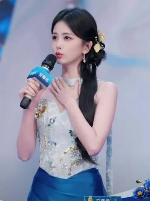 #白鹿洛阳新中式出场氛围感拉满#蓝调缎面裙搭配细腻金纹，新中式的韵味拿捏得恰到好处，白鹿出场的瞬间，