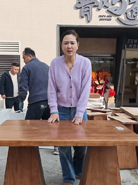 #曝晋妈面馆生意惨淡# 近期晋妈与李勒优舆论风波持续发酵，其多家面馆遭到大量一星差评。昔日打卡热度不