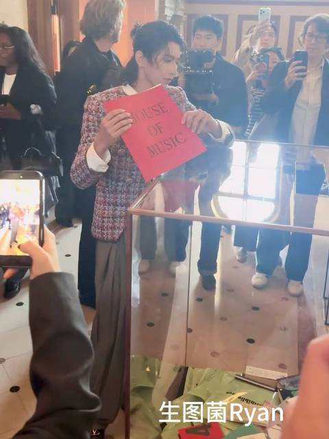 看看蔡徐坤给了一本什么书[阴险] #蔡徐坤巴黎时装周# cxk#蔡徐坤巴黎街拍#