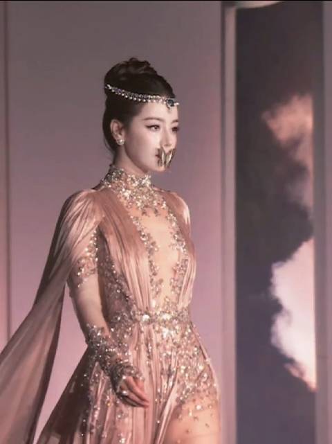 迪丽热巴女王范拉满👑自带强大压迫感的美貌，从容矜贵，一眼沦陷