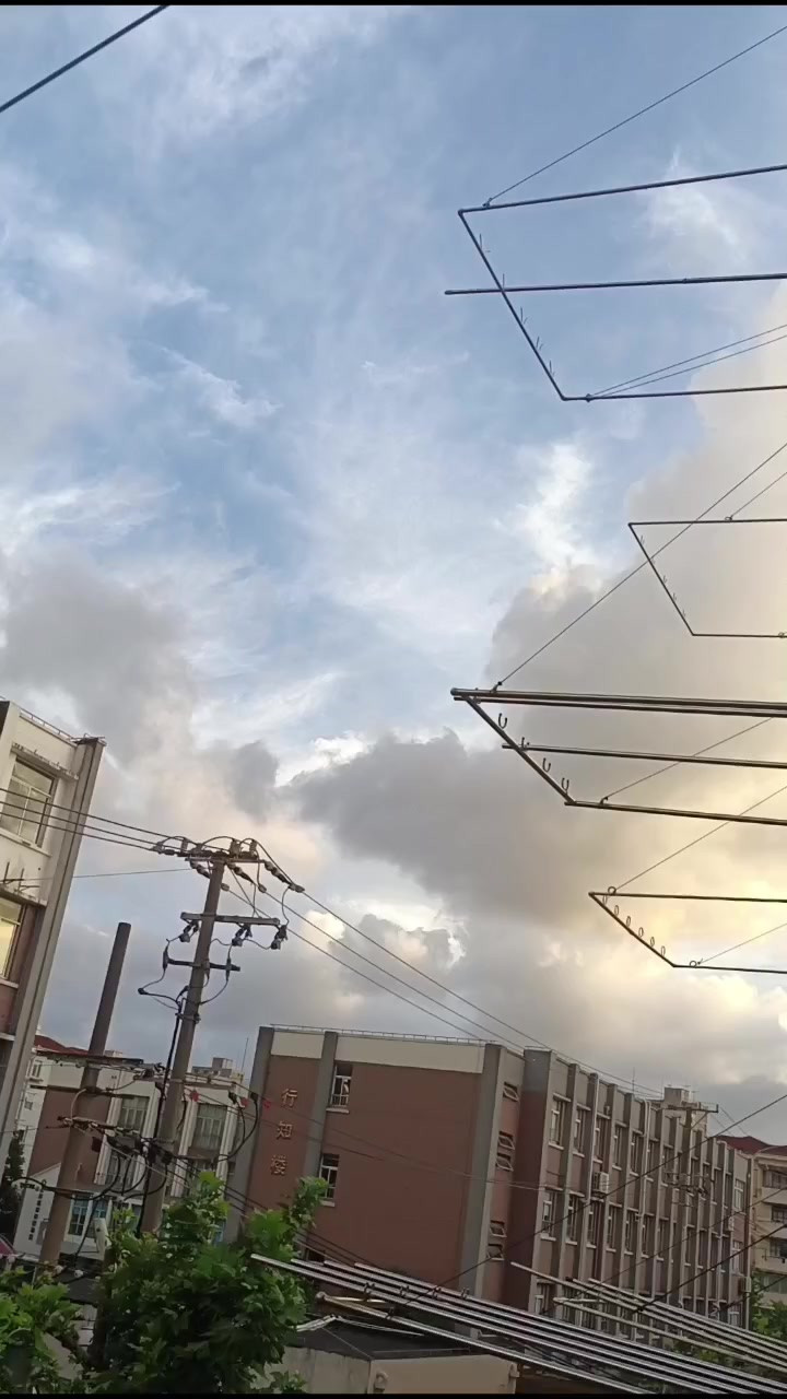 这是2025年10月3号的时候，第二天太阳神过来看的小奇迹。我想这个应该不会有人觉得是意外拍摄的吧！