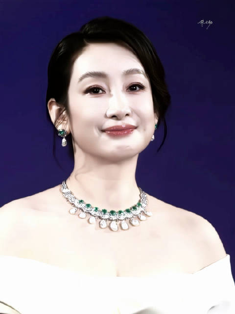 比珠宝更闪耀的是姐的美貌💍