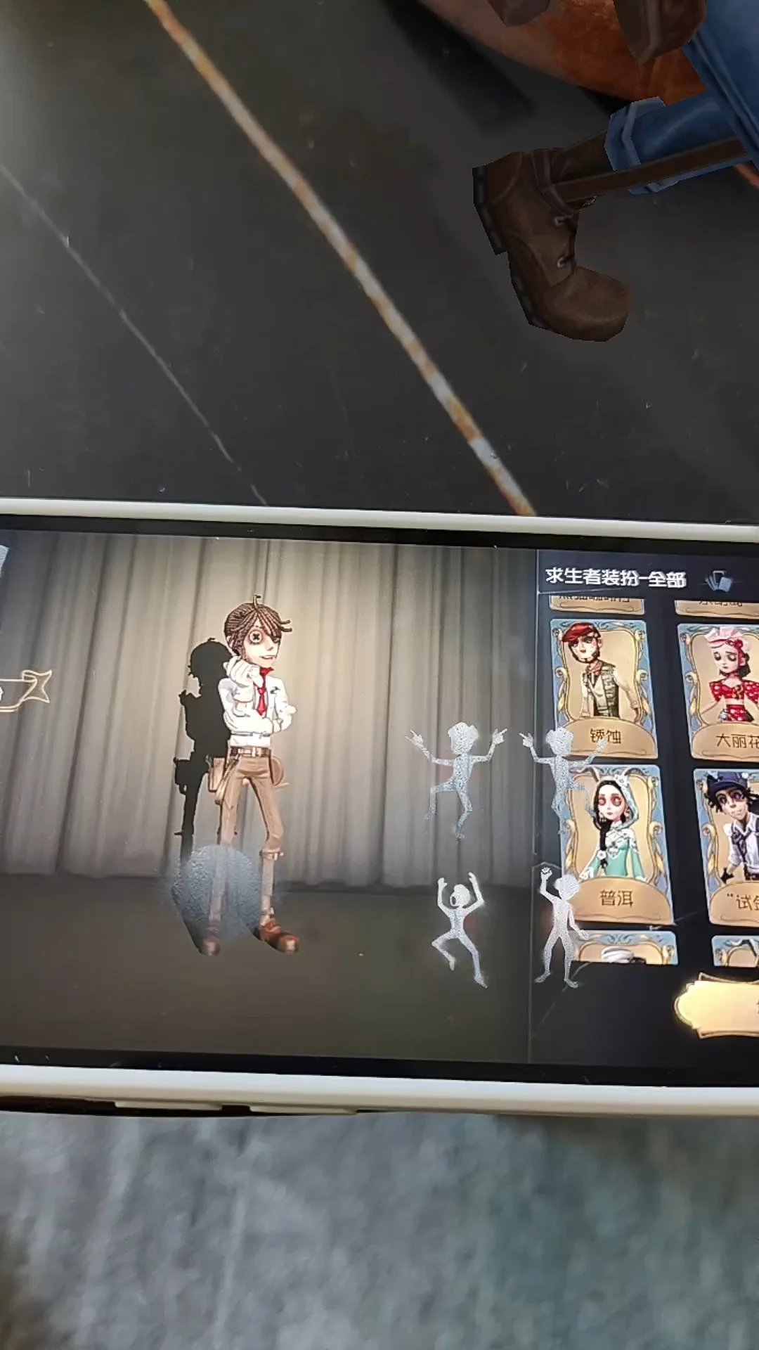 手机被卢卡踩烂了