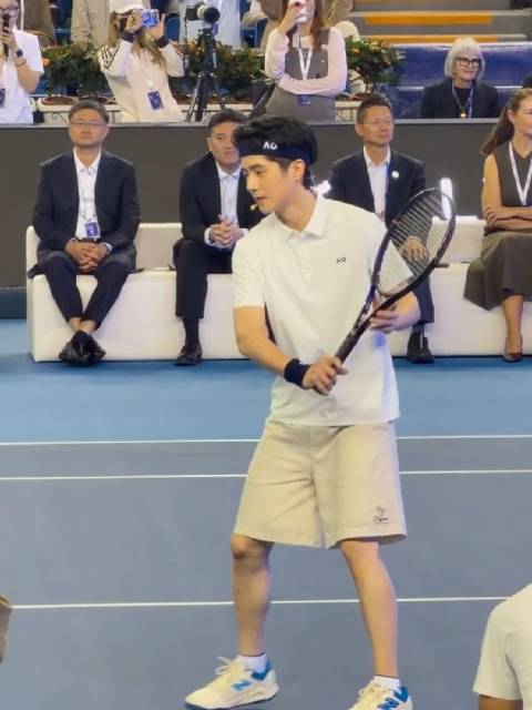 刘昊然居然也会打网球啊，现身澳网中国发布会明星赛现场，表演赛对手还是国乒队的龙队马龙，两个人打的有来