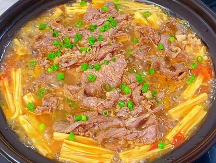 降温炖一锅番茄腐竹牛肉煲，热气腾腾，吃完全身都暖和。