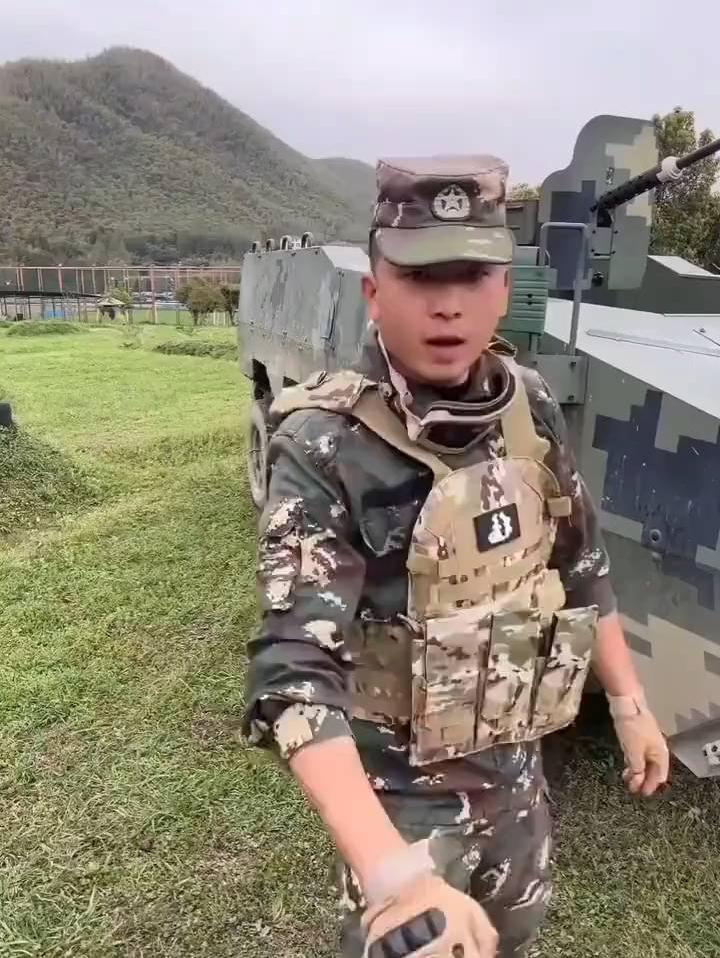 身穿迷彩服，军姿英姿，致敬军人！