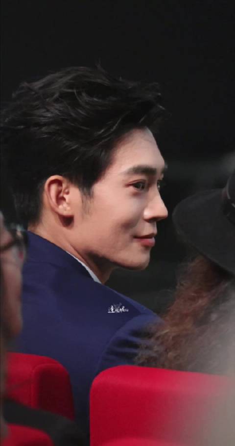 怎么会有这么好看的人，和哥哥们热聊好开心 #于适##第四届浪潮音乐大赏##今日星拍放送##于适yos