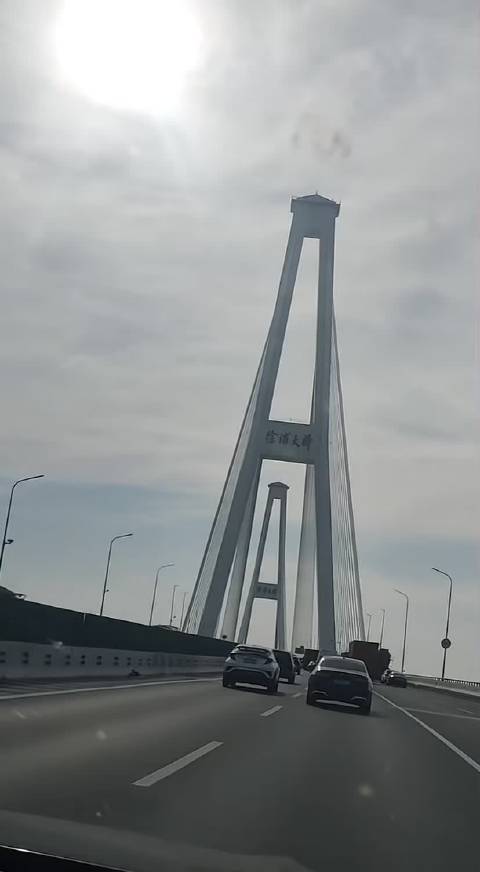 #徐浦大桥事故 出行安全焦虑# 10月17日上海徐浦大桥发生多车相撞事故，涉事白色轿车违规连续变道抢