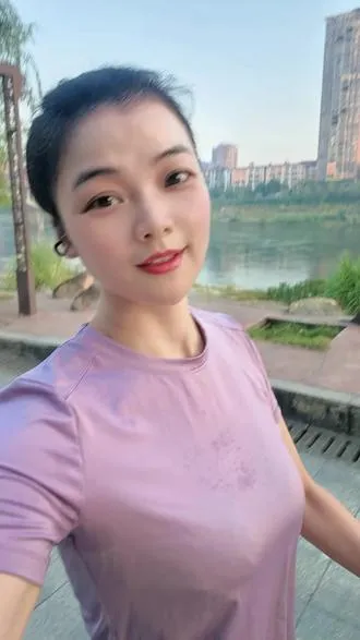 5⃣️公里的快乐        成年人的解压方式不再是吃吃喝喝，而是去跑步，去流汗，去放空，去享受秋