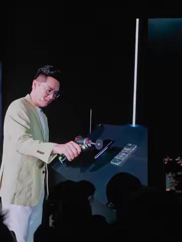 麻了荣耀发布会现场那电锯挑战Magic9Promax黑钻屏！