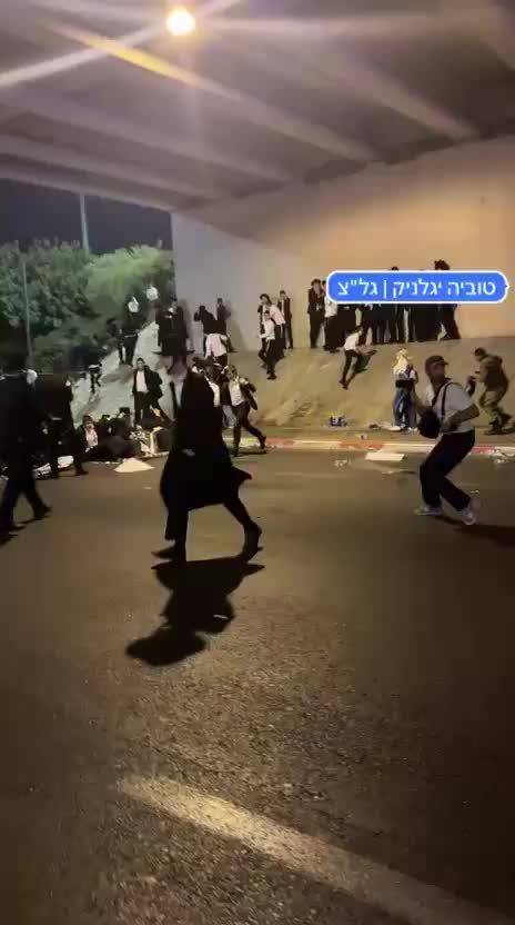 以色列的哈雷迪抗议者因逮捕逃兵事件封锁4号公路，爆发暴力冲突。警方投掷震撼弹，一名警员被石头击伤