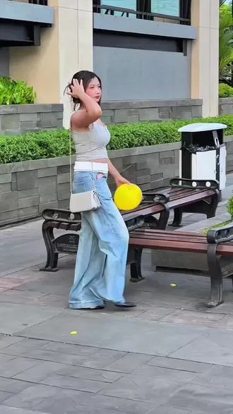 美女气球迷惑哈哈笑