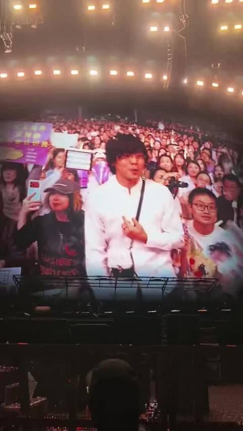 #许嵩成都演唱会来了好多rapper#PSY.P、邓典果一众rapper坐看台当观众，国风旋律收获说