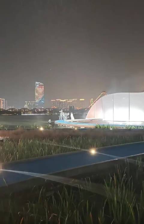 VOGUE红毯女王迪丽热巴好美今天这场大雨是有点子说法在的，热巴真的美得动人心魄，雨和蝴蝶再配上迪丽