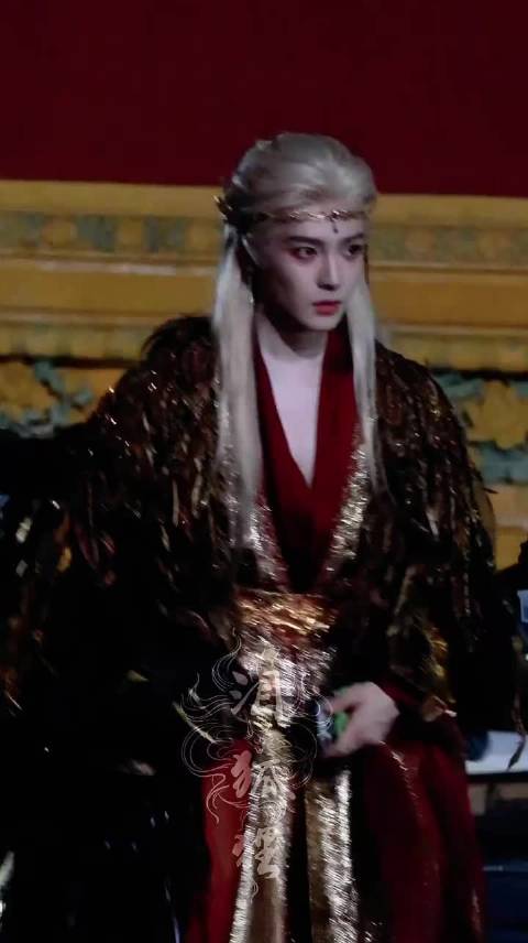 #侯明昊百妖谱客串#没想到还有这份惊喜，刚好赵远舟两周年，侯明昊客串百妖谱，白发金袍造型惊艳
