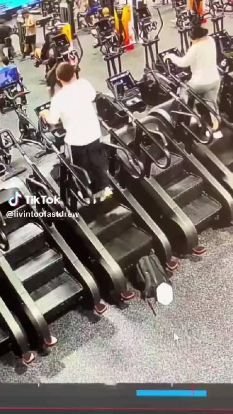 实际上把物品放在离任何机械那么近的地方都是不安全行为#环球趣多多#  ​​​
