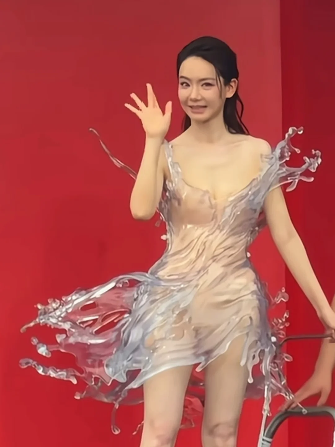 没人懂戚薇这个造型吗！！3d打印礼服好超前！