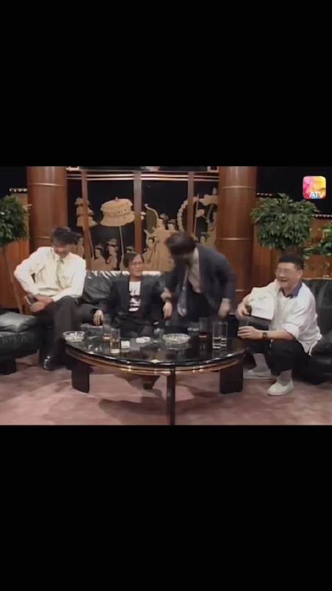 罗大佑在30年前的《今夜不设防》，与黄霑即兴四手联弹，旁边是起哄的倪匡和蔡澜