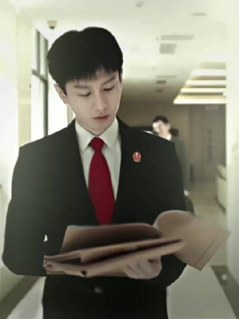 #底线开播四周年# 《底线》开播四周年，@成毅 饰演的周亦安鲜活立体，是一名有温度、有棱角的基层青年