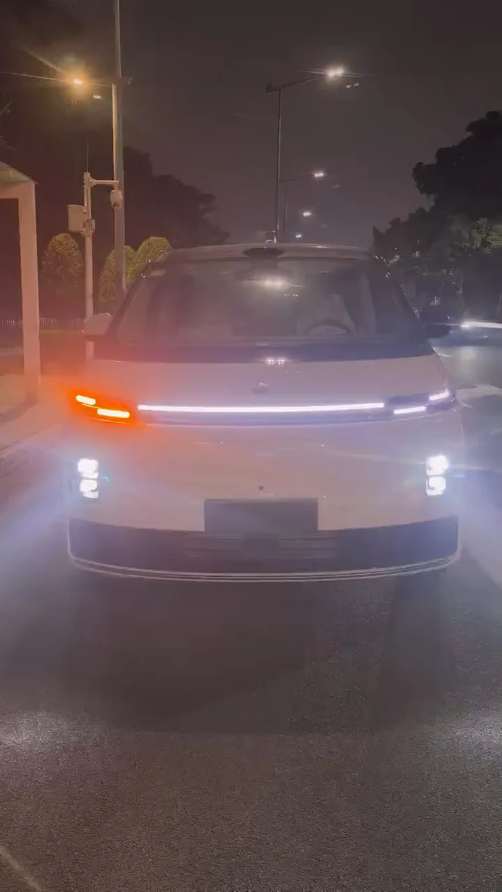 深夜拿下全新刚下地的零跑D99增程480尊享版，指导价2498  外白内灰，27公里，新车一辆，刚上
