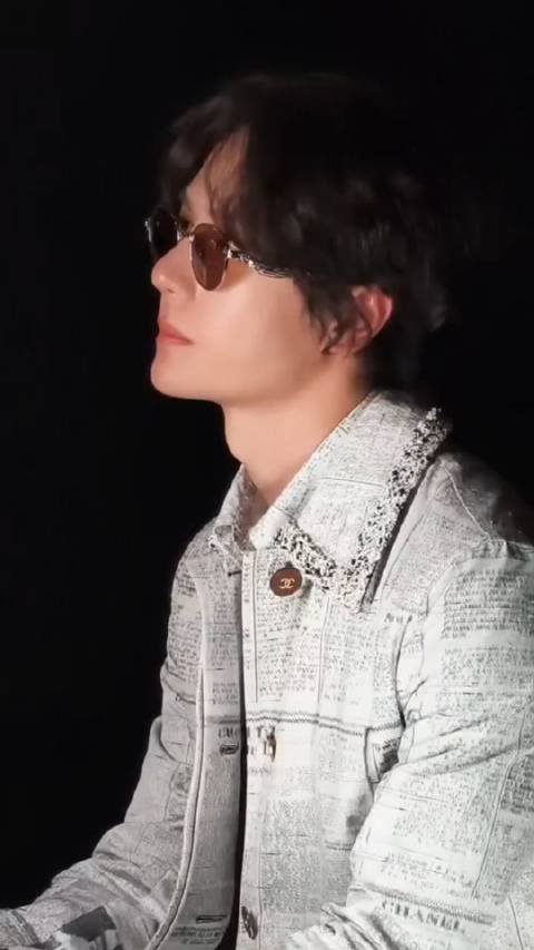 王一博香奈儿看秀内场，王一博光是坐着就已经出神图了！[好喜欢][好喜欢][好喜欢]