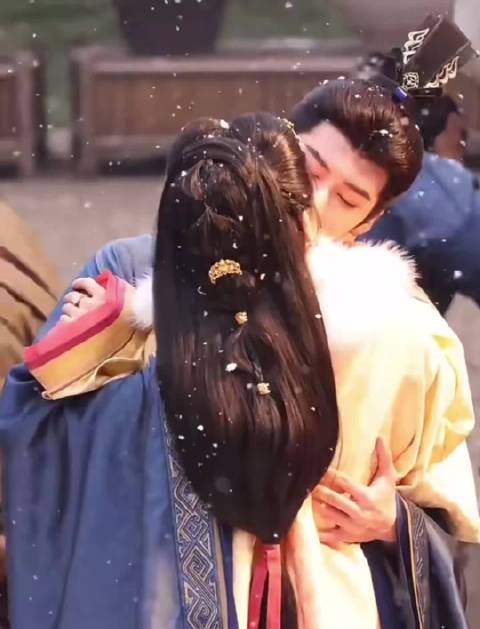 嫁金钗这段雪中吻戏什么时候来，谁懂闫桉的手很戳我你那个手，这个柿子你要被老婆香晕了吧。