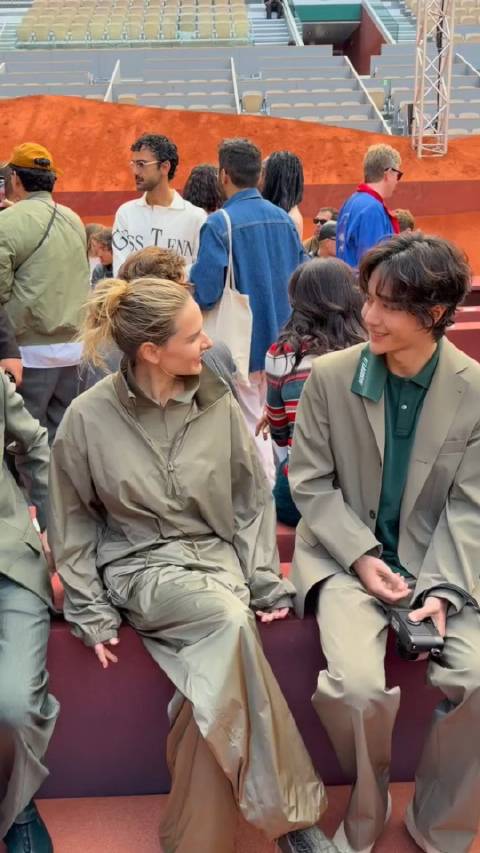 王一博LACOSTE秀场，和美女演员握握手，笑得超甜！