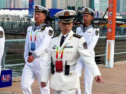 带队领导用手指了一下，战士收到指令， 立即停下，在点位上执勤