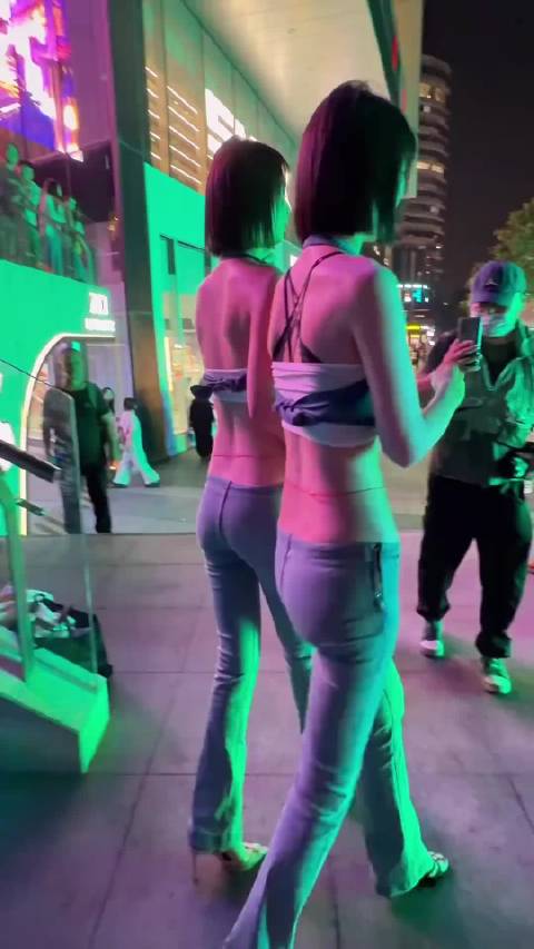 这号召力 怎么都在拍 #辣妹出街 #  ​​​