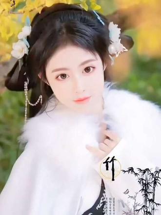 古典斗篷下的清冷佳人～  似是故人来 眸中含远山 卷起一片朦胧仙境 一眼万年