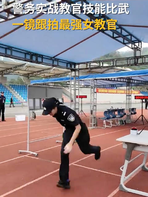 【飒！#一镜到底跟拍最强女教官#】近日，浙江杭州，全国公安机关警务实战教官技能比武现场。浙江队张晨在