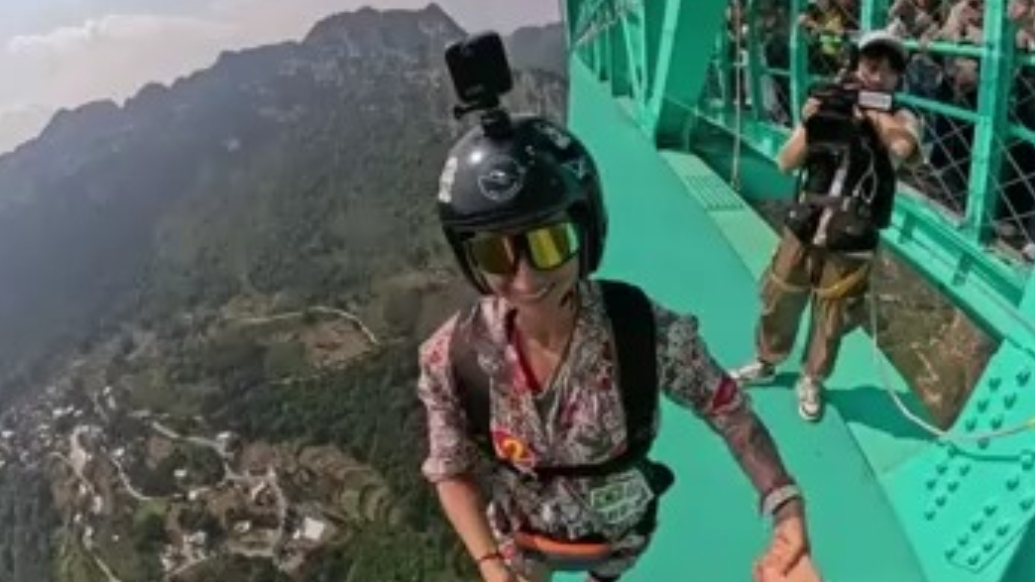 世界第一高桥开展低空跳伞极限对决