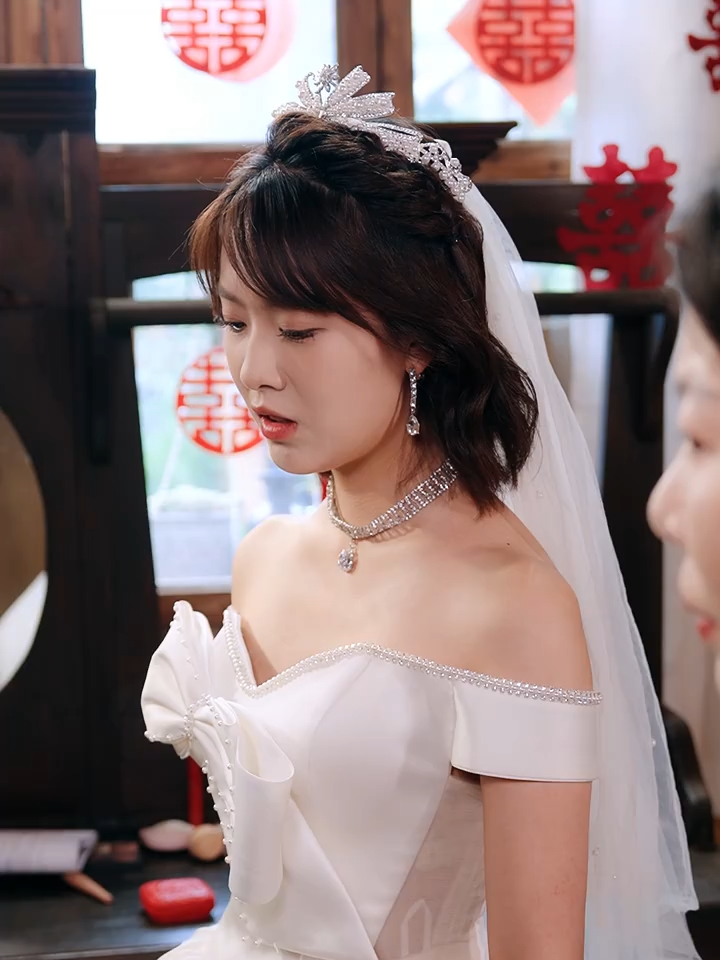 亿万董事长扮乞丐试探人心，前女友躲开，现女友倾囊相助