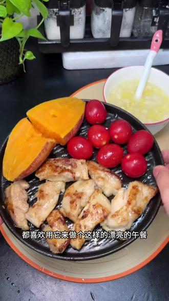 平时懒得煮菜，来上一片原切鸡腿排整肉原切的，用山核桃油腌制特香，煎，烤都非常鲜嫩，配料干净！小朋友 