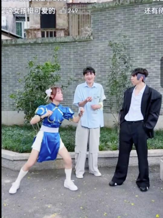 这种街头采访和表演，很新奇，简直是社死现场！