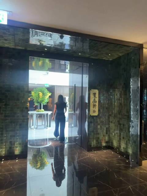 朋友请我们在丽晶轩吃饭，丽晶轩已升级成了米二餐厅