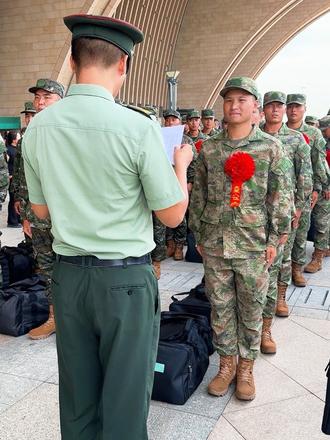 部队接兵领导组织新兵集合点名，马上出发奔赴军营