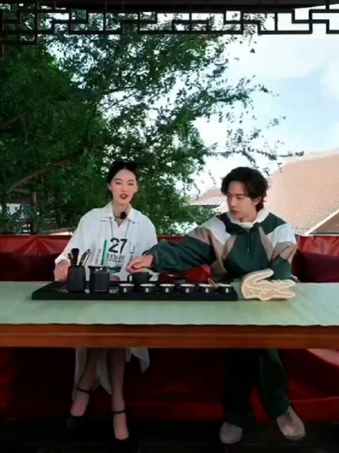 今天LACOSTE鳄鱼直播见面会 一出场就被拿捏！妥妥奶酷男大，清爽少年感和酷感完美融合，状态舒展又